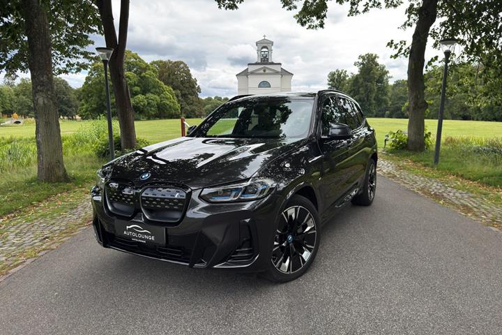 Grå BMW iX3 fra 2023