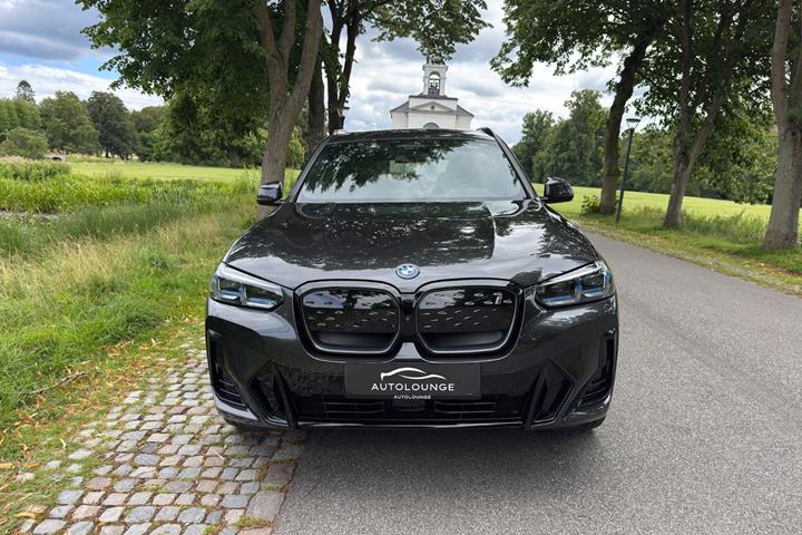 Grå BMW iX3 fra 2023