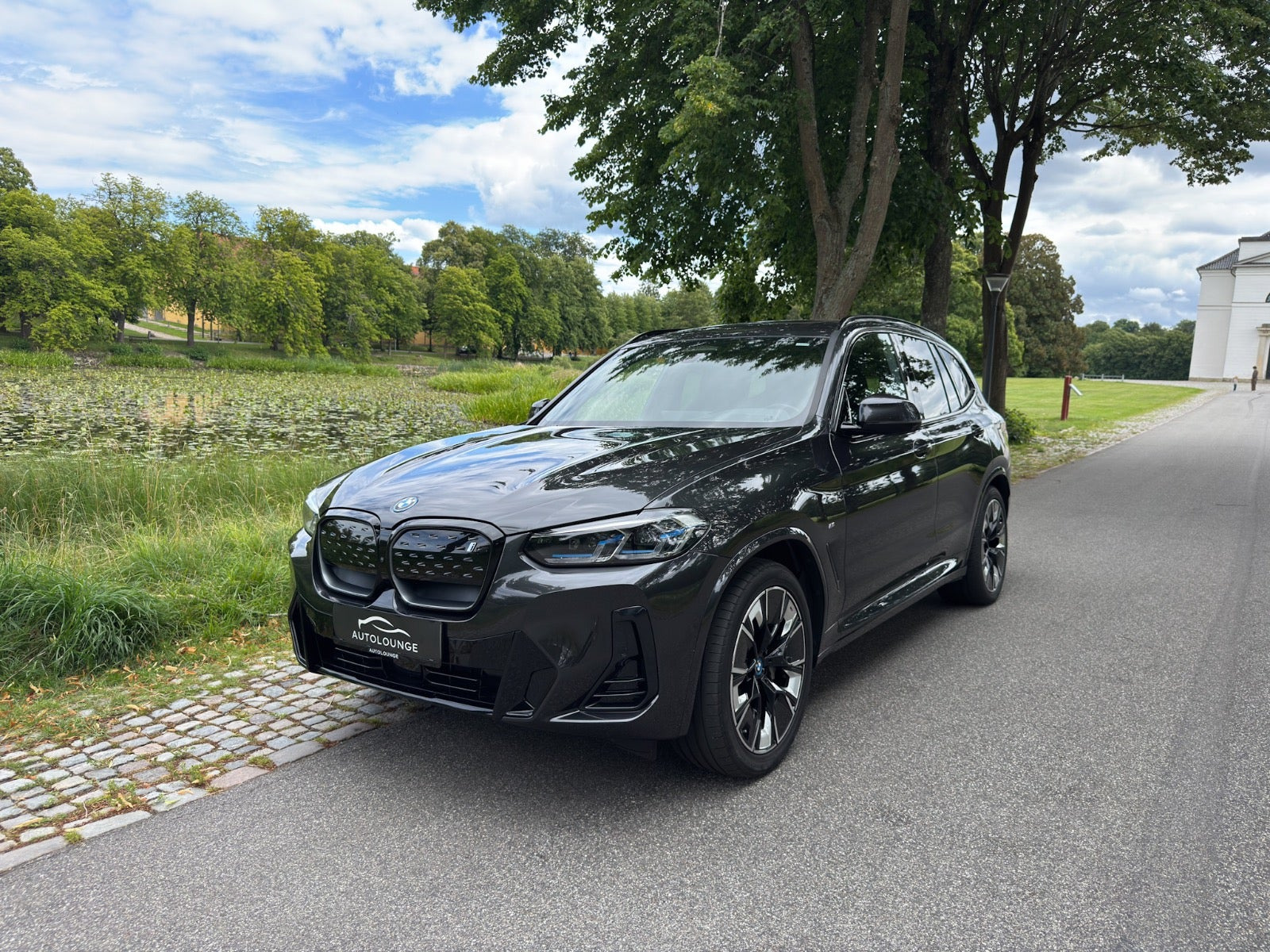 Grå BMW iX3 fra 2023