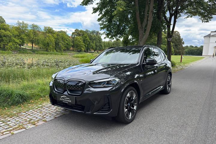 Grå BMW iX3 fra 2023