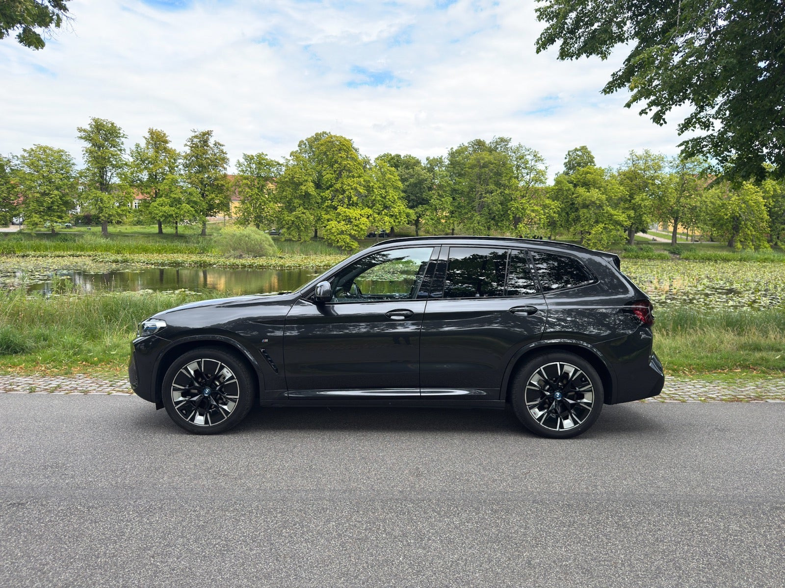 Grå BMW iX3 fra 2023