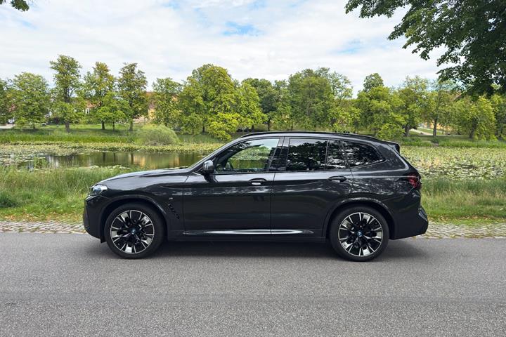 Grå BMW iX3 fra 2023