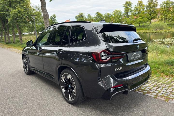 Grå BMW iX3 fra 2023
