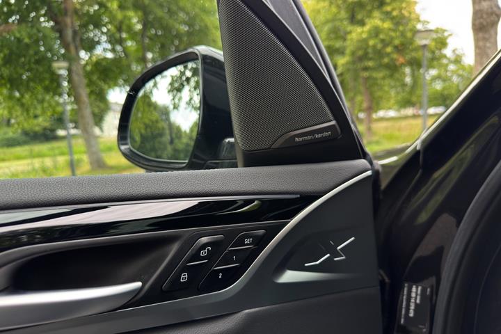Grå BMW iX3 fra 2023