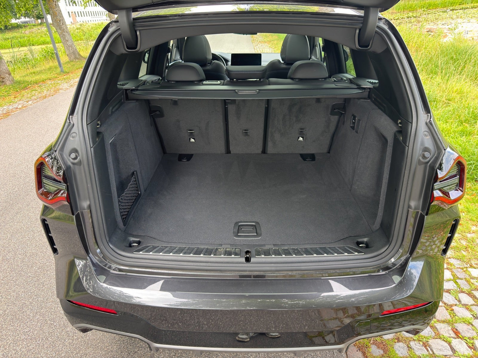 Grå BMW iX3 fra 2023