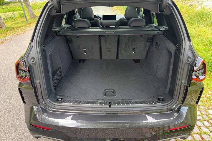 Grå BMW iX3 fra 2023