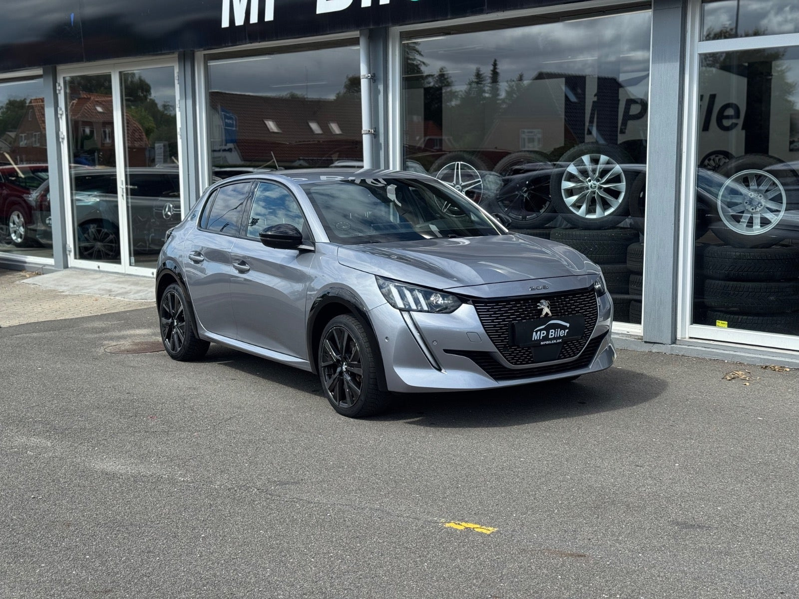 Sølv Peugeot e-208 fra 2023