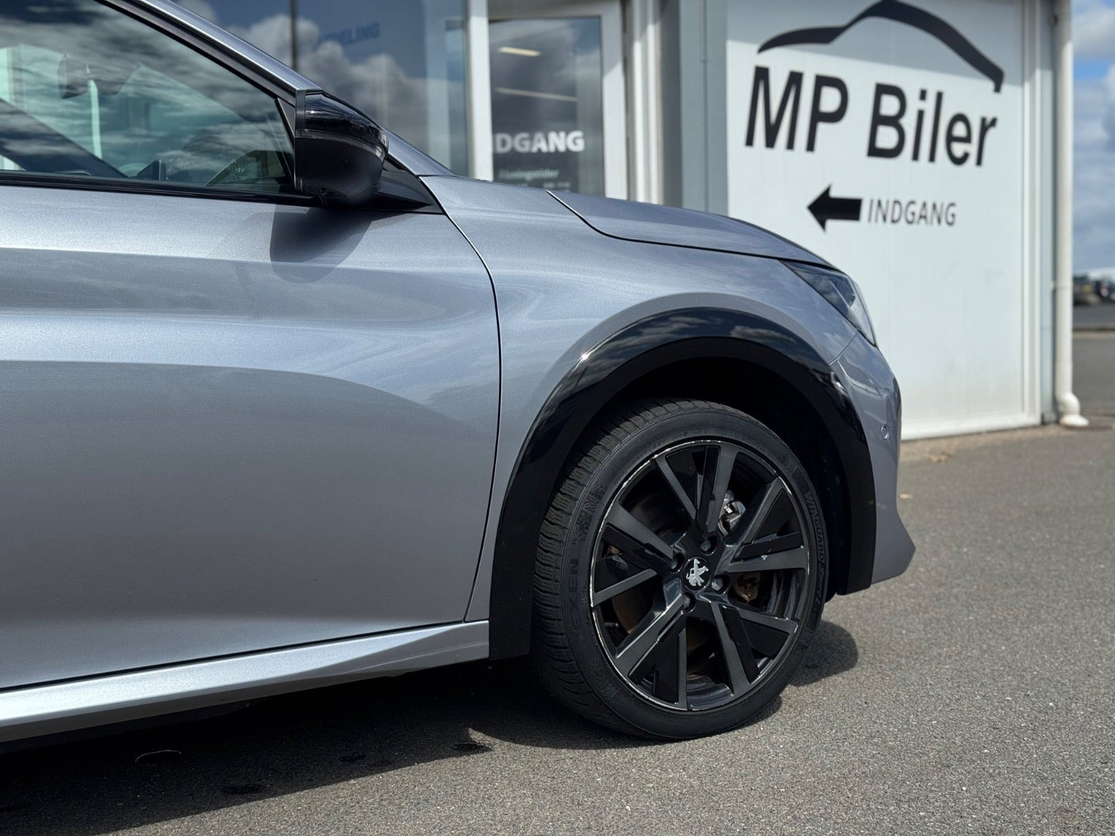 Sølv Peugeot e-208 fra 2023