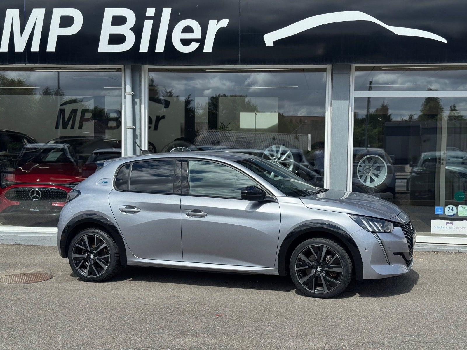 Sølv Peugeot e-208 fra 2023