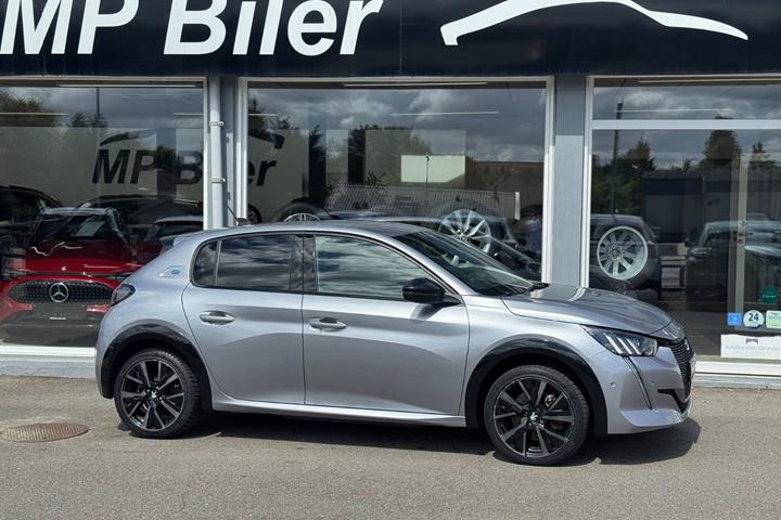 Sølv Peugeot e-208 fra 2023