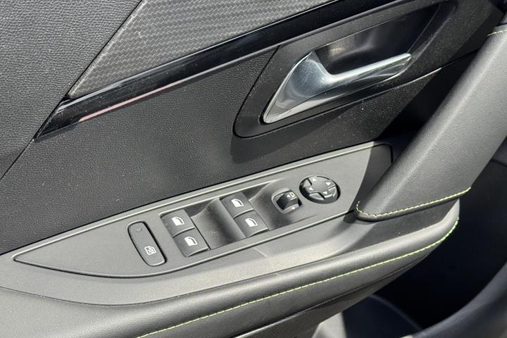 Sølv Peugeot e-208 fra 2023