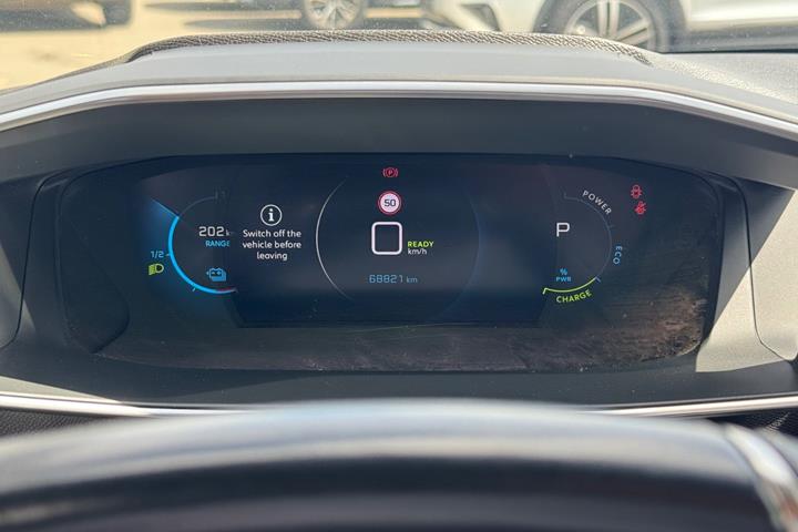 Sølv Peugeot e-208 fra 2023