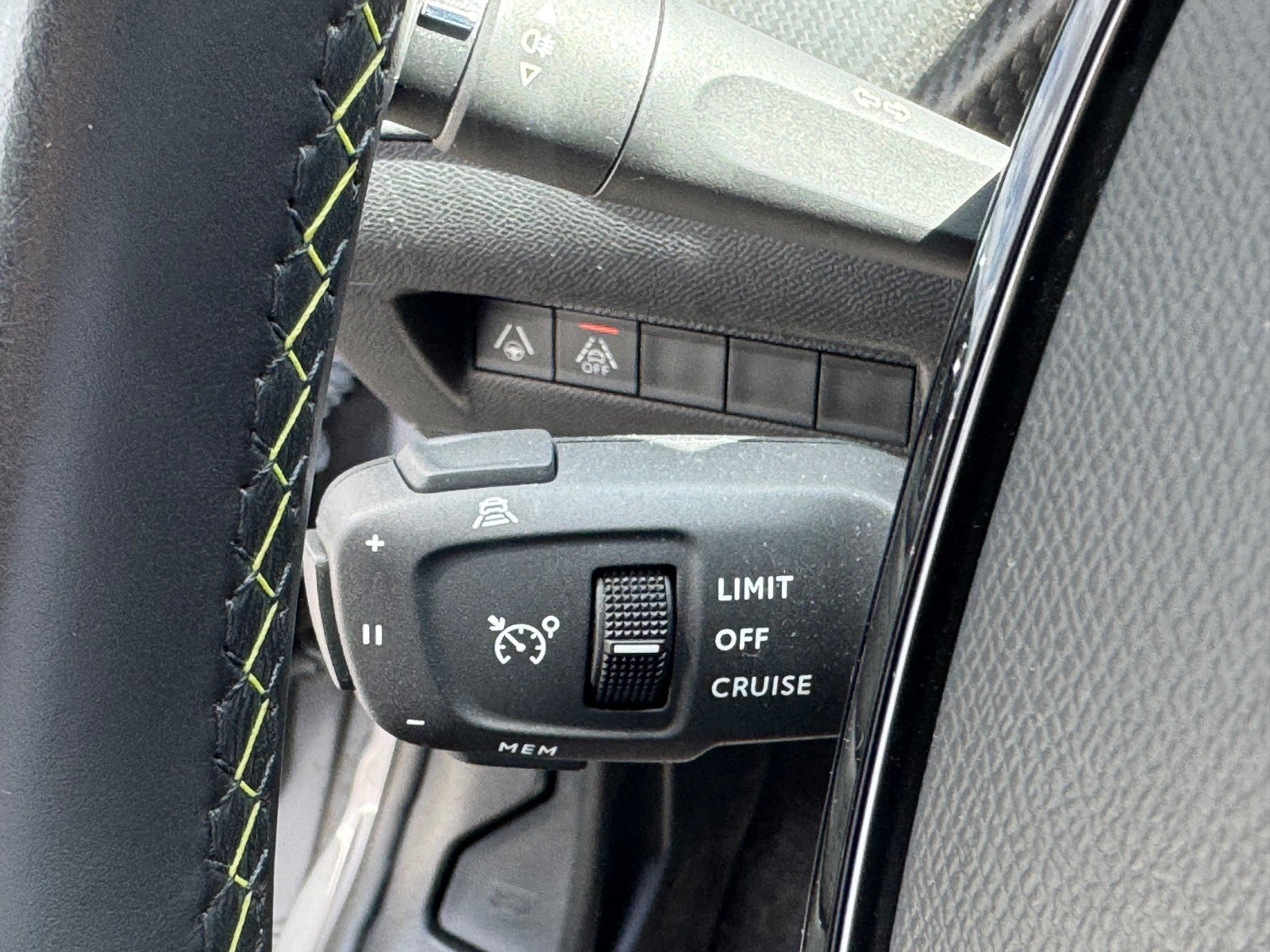 Sølv Peugeot e-208 fra 2023
