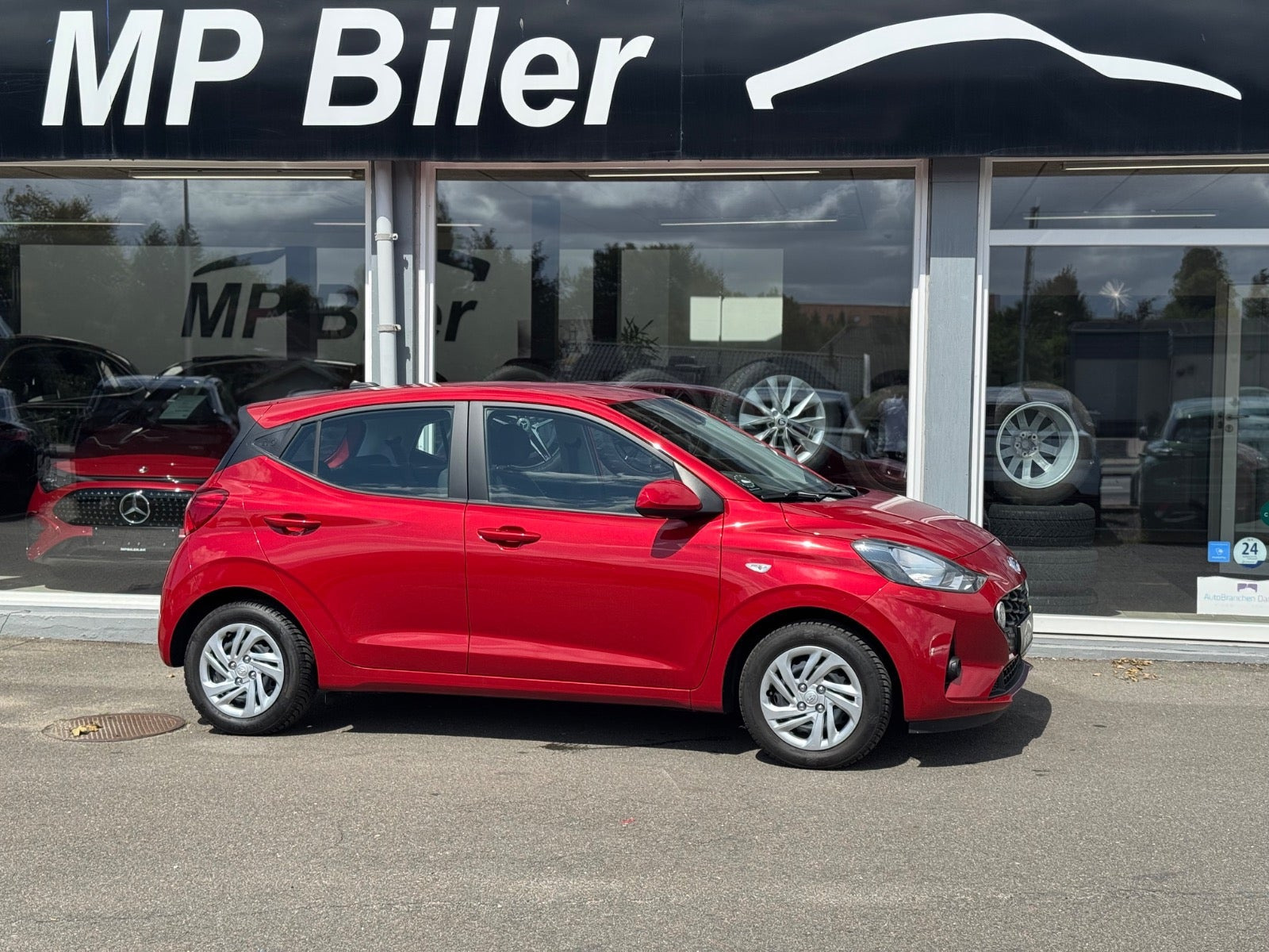 Rød Hyundai i10 fra 2023