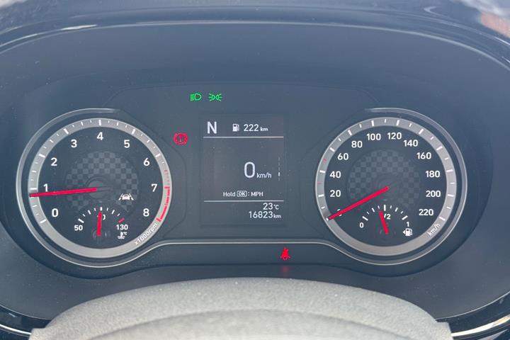 Rød Hyundai i10 fra 2023