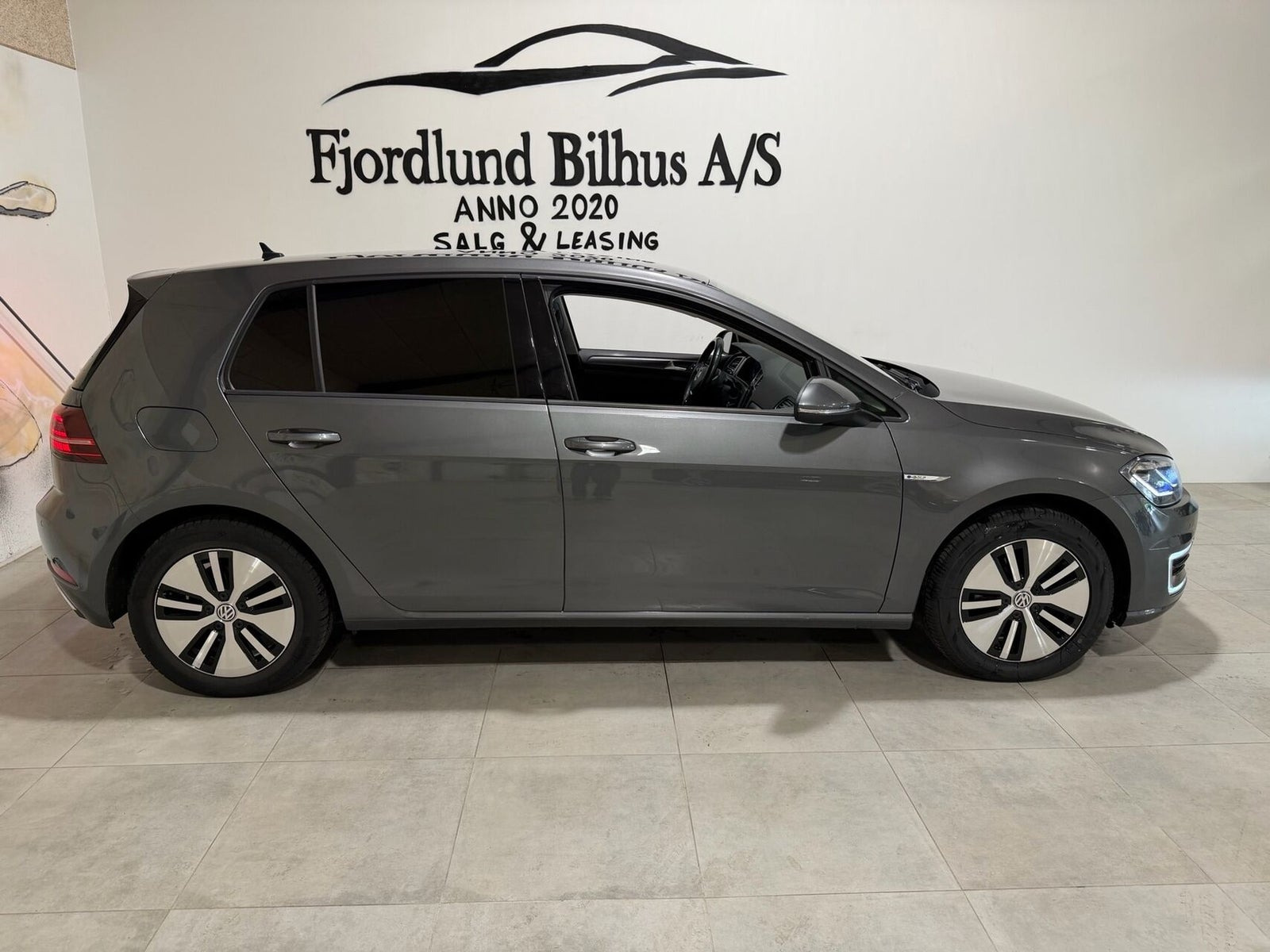 Grå VW e-Golf VII fra 2019