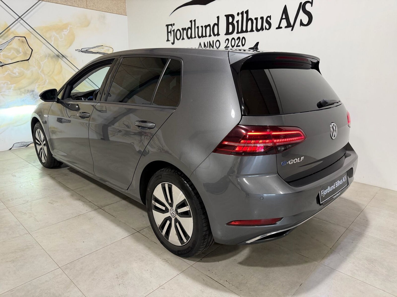 Grå VW e-Golf VII fra 2019