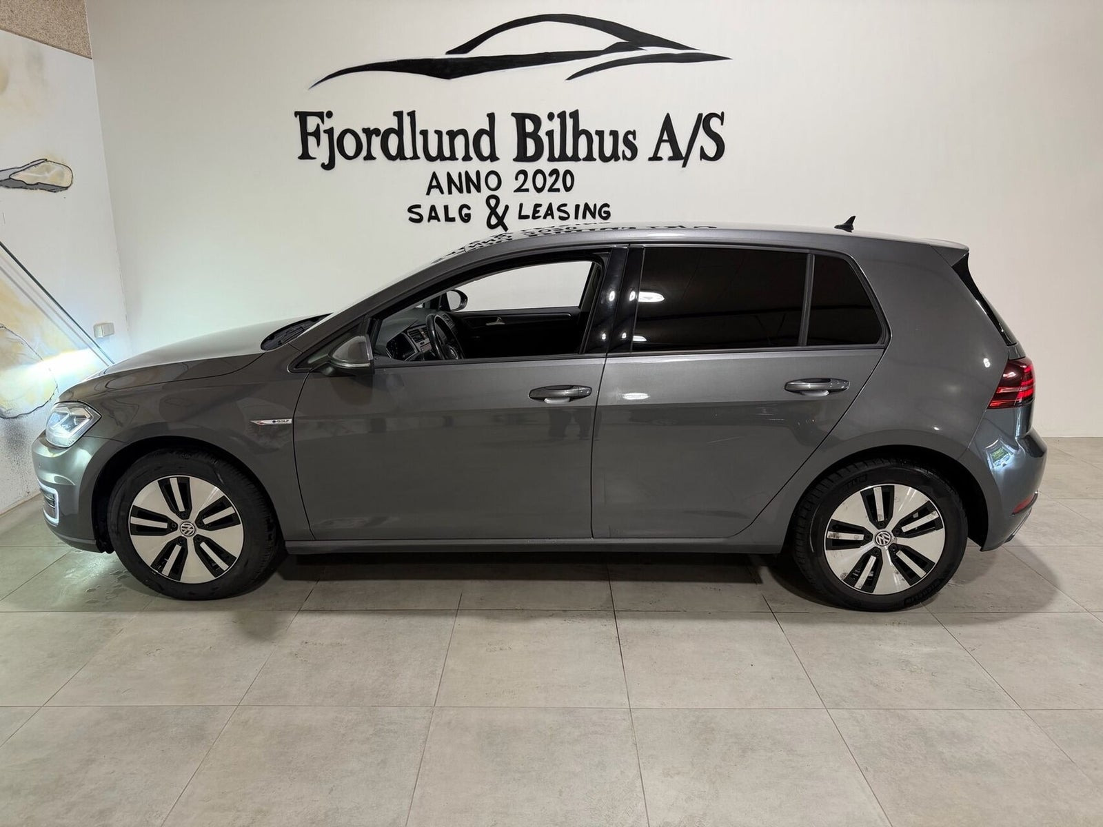 Grå VW e-Golf VII fra 2019