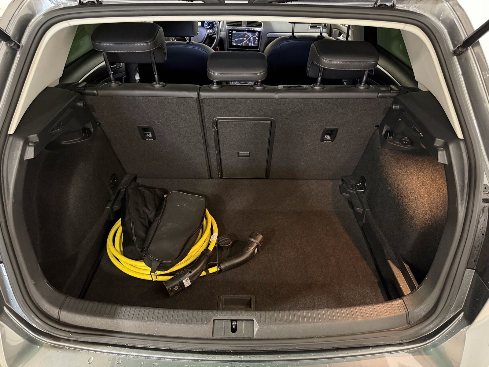 Grå VW e-Golf VII fra 2019