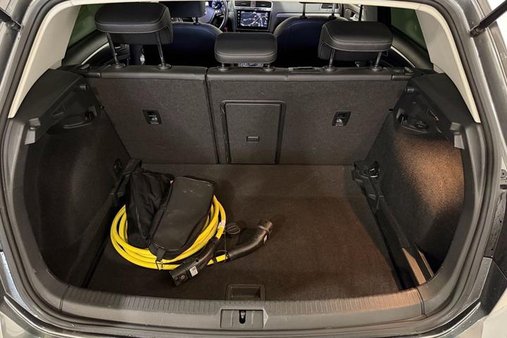 Grå VW e-Golf VII fra 2019