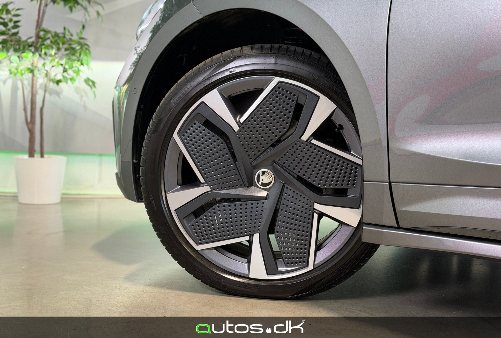 Grå Skoda Enyaq fra 2025