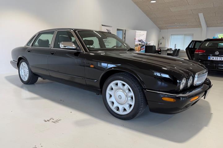 Sort Jaguar XJ8 fra 2000