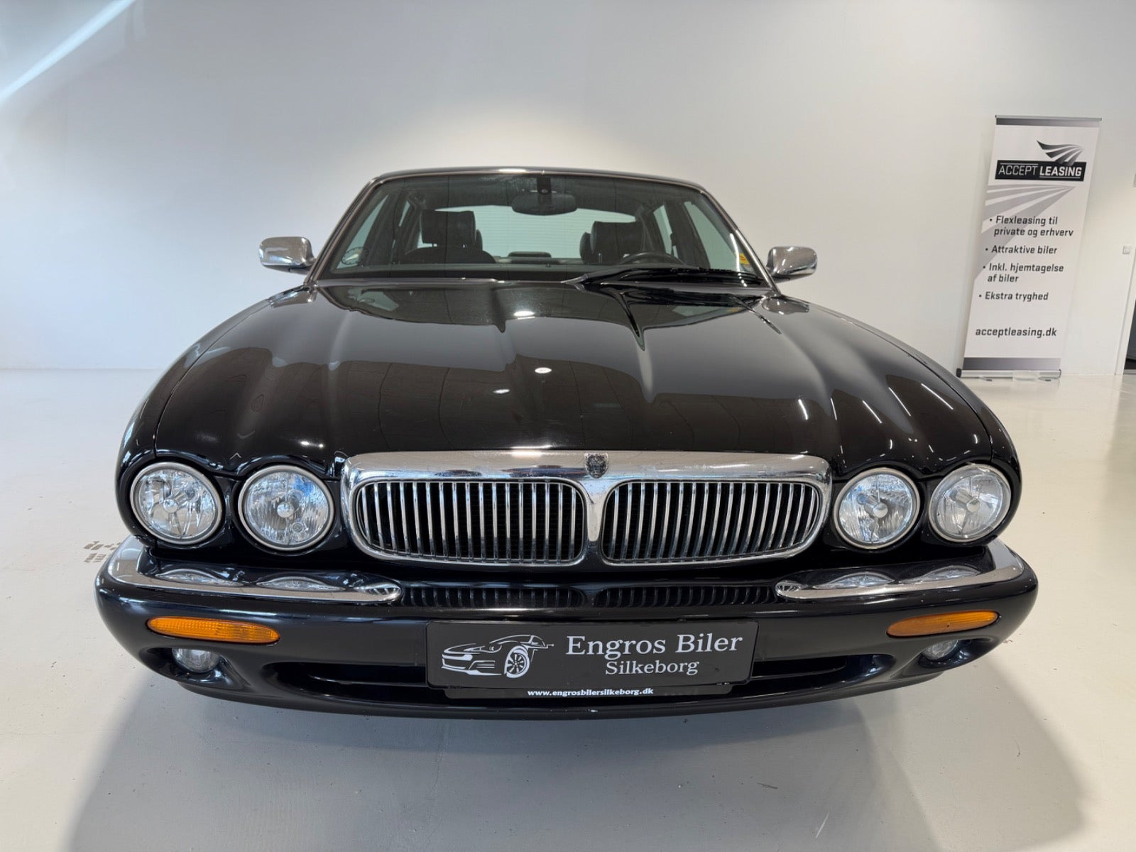 Sort Jaguar XJ8 fra 2000