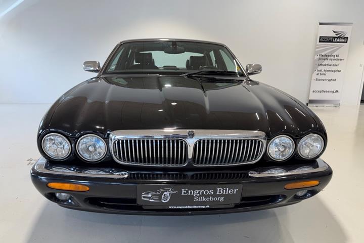 Sort Jaguar XJ8 fra 2000