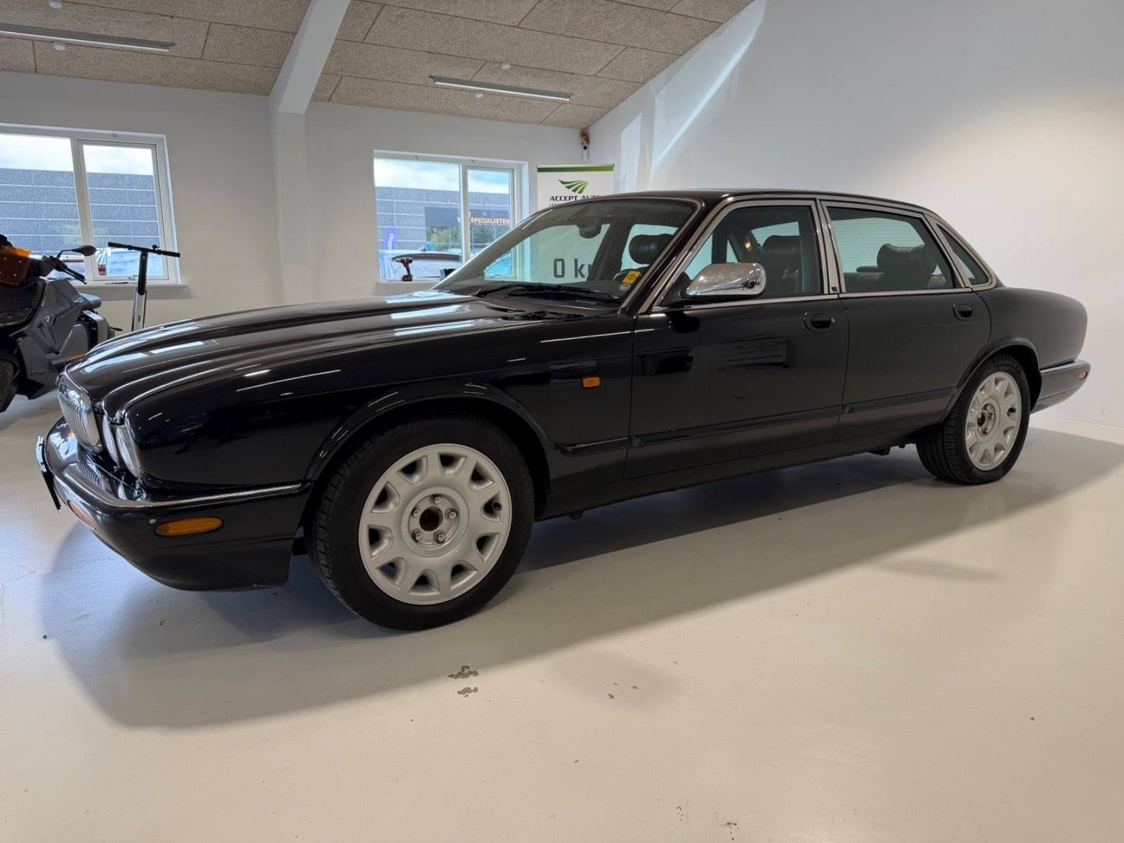 Sort Jaguar XJ8 fra 2000