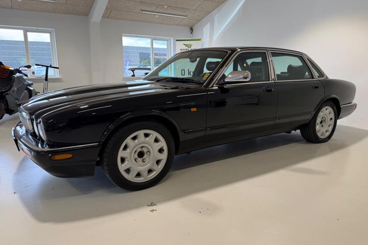 Sort Jaguar XJ8 fra 2000