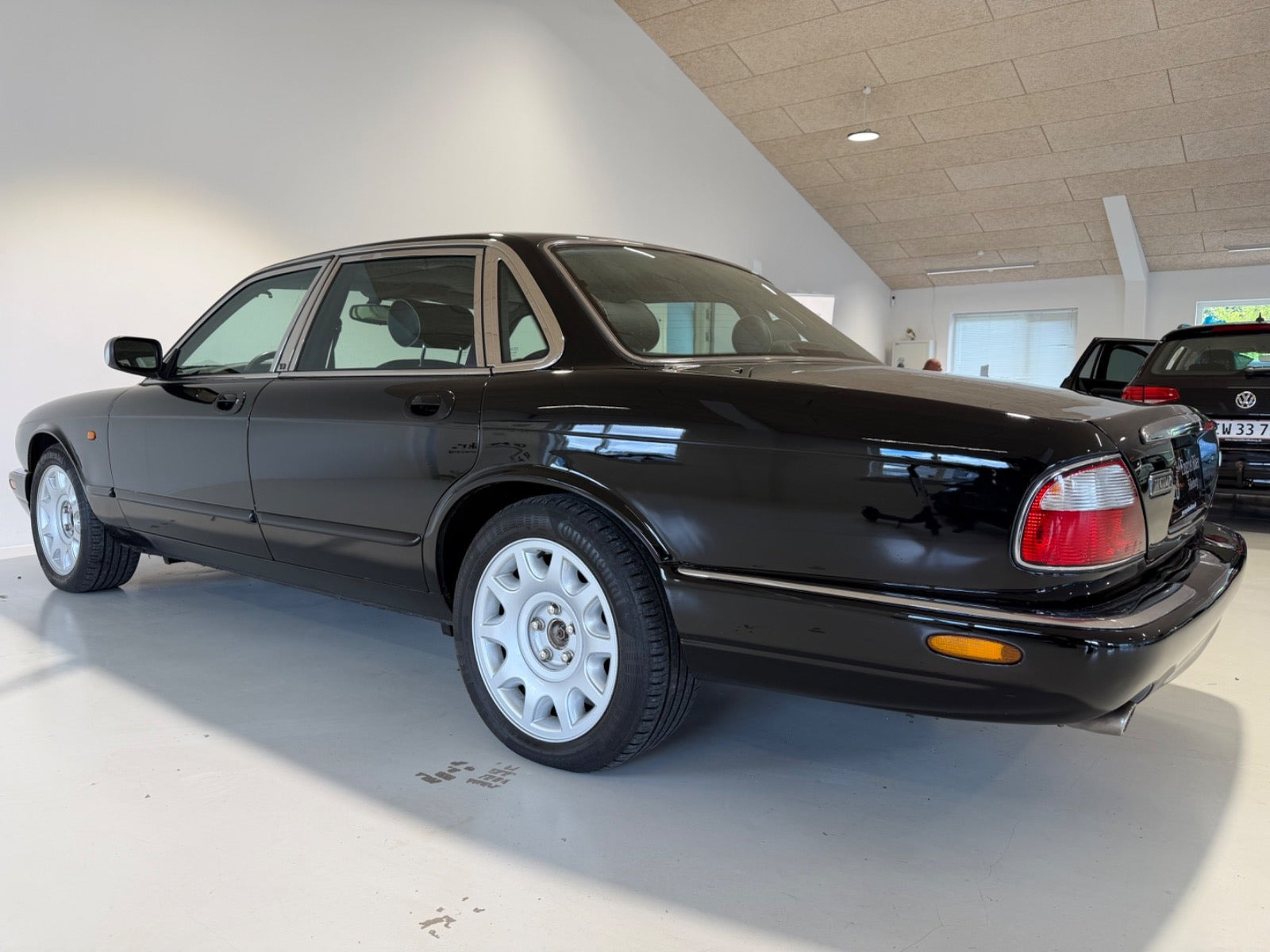Sort Jaguar XJ8 fra 2000