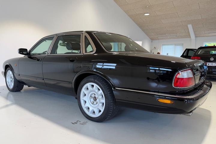 Sort Jaguar XJ8 fra 2000