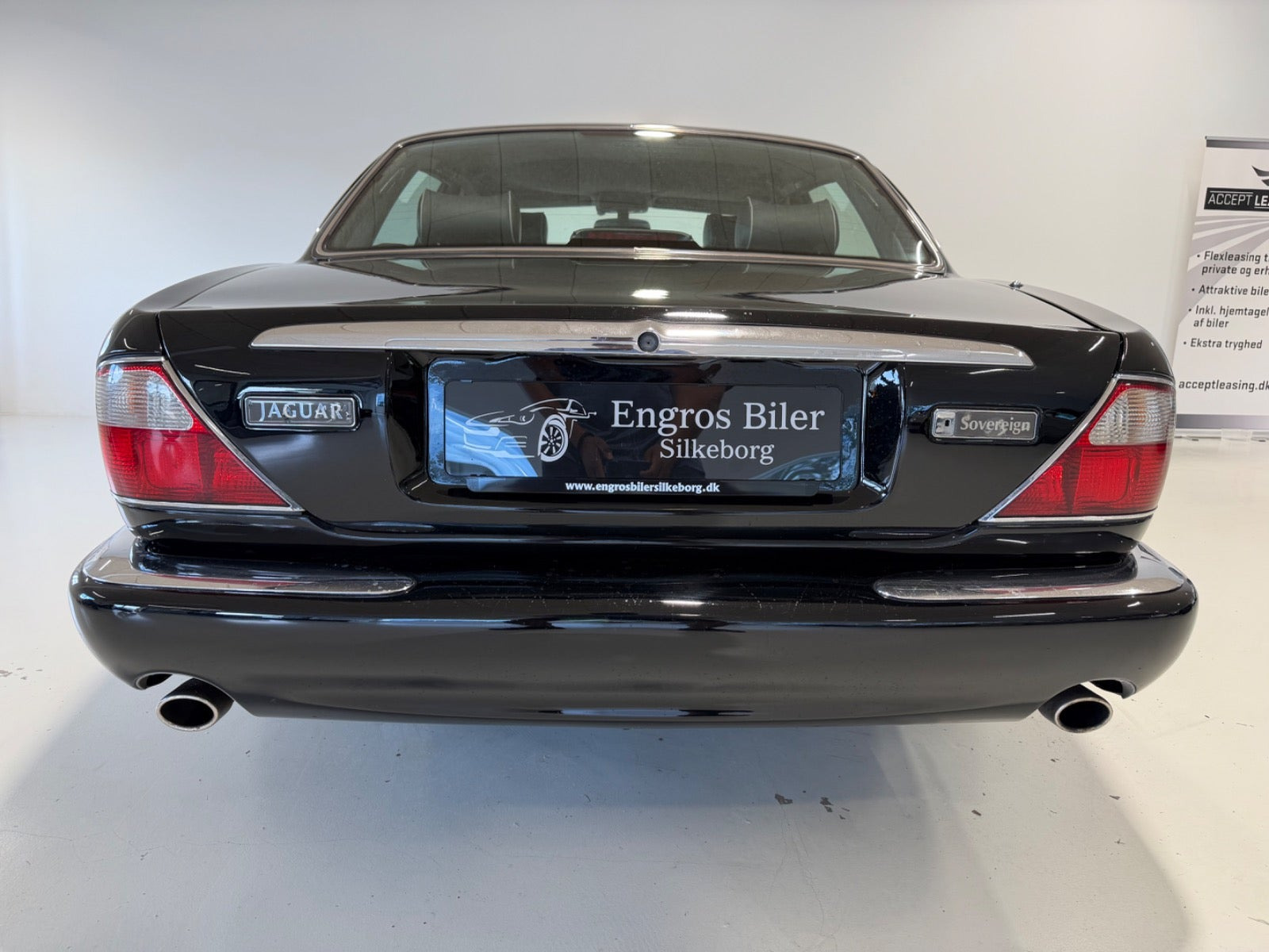 Sort Jaguar XJ8 fra 2000