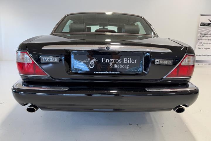 Sort Jaguar XJ8 fra 2000