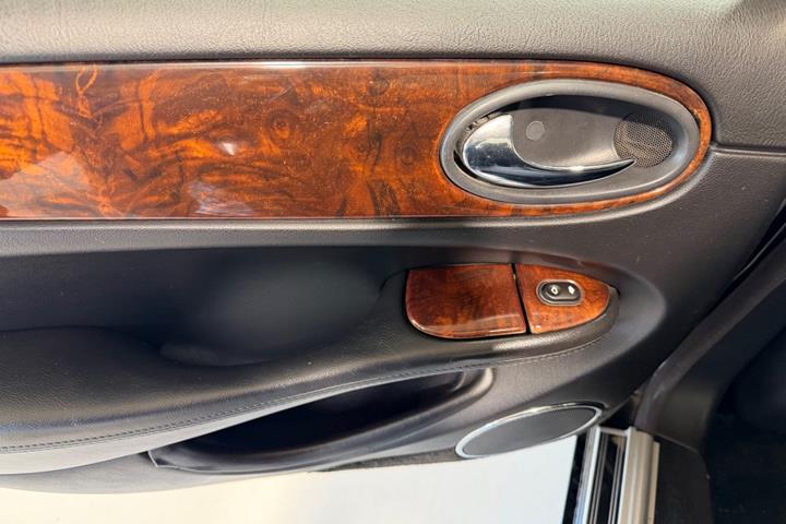 Sort Jaguar XJ8 fra 2000