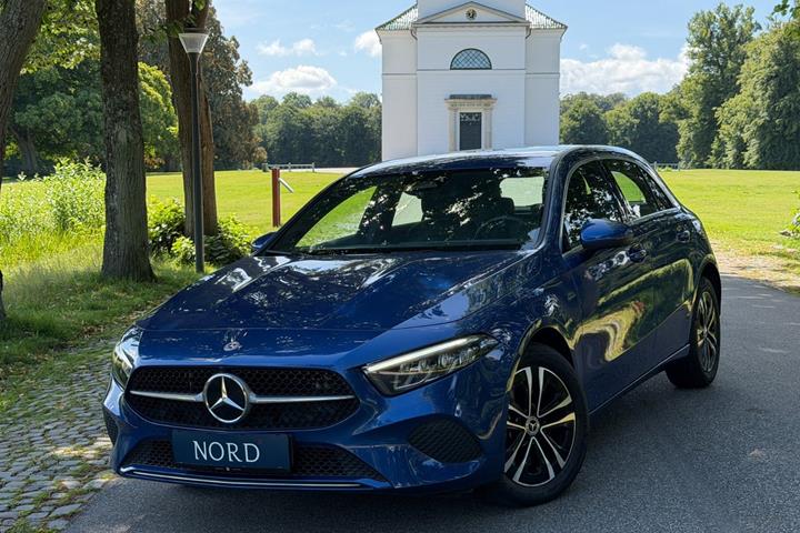 Blå Mercedes A250 e fra 2024