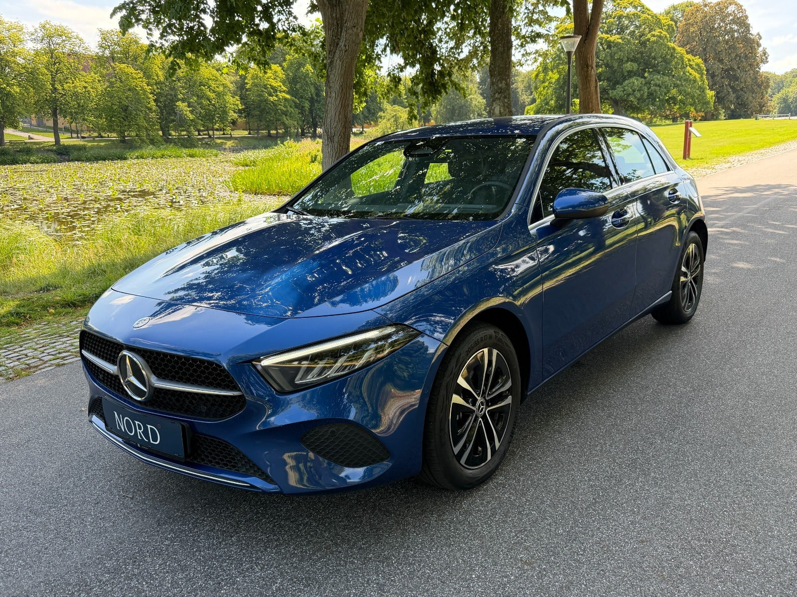 Blå Mercedes A250 e fra 2024