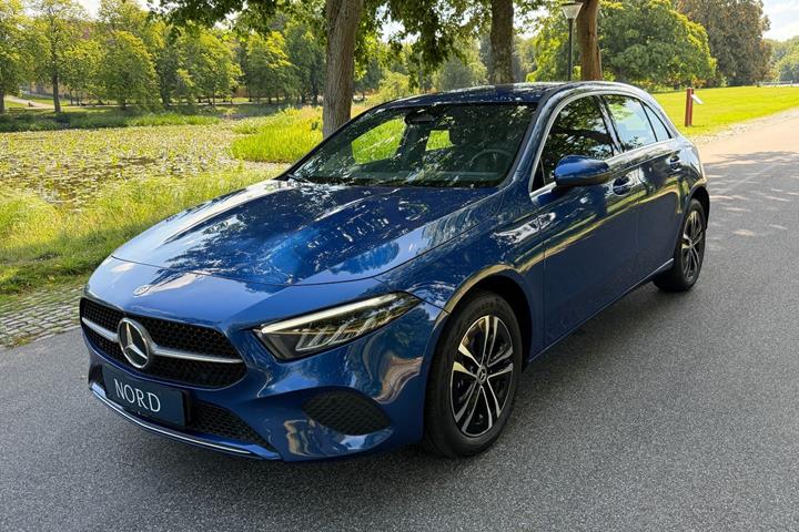 Blå Mercedes A250 e fra 2024