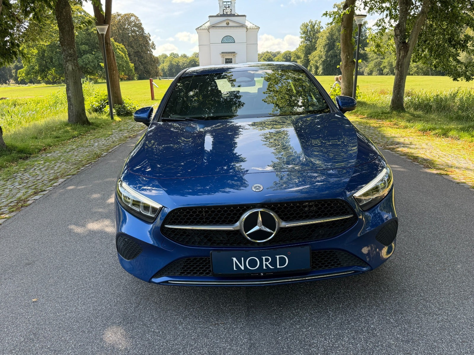 Blå Mercedes A250 e fra 2024