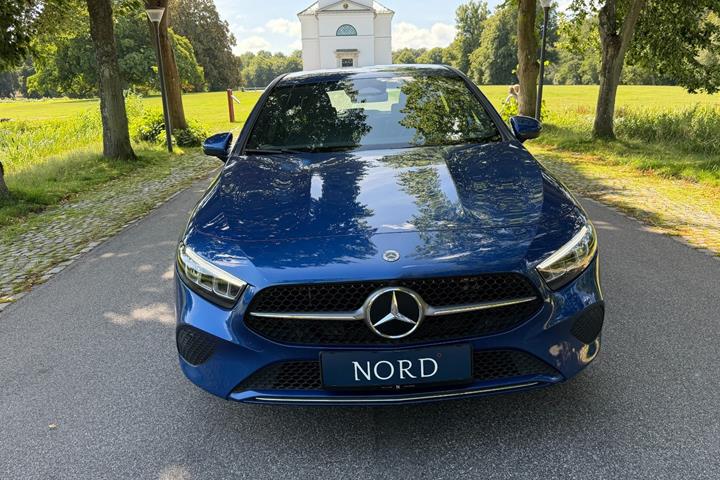 Blå Mercedes A250 e fra 2024