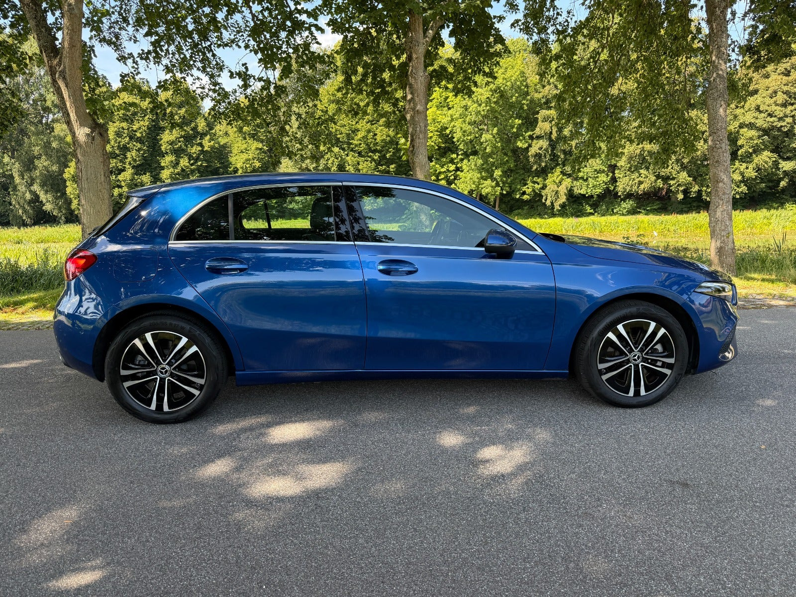Blå Mercedes A250 e fra 2024