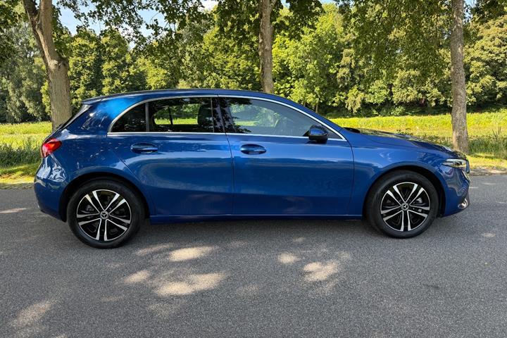 Blå Mercedes A250 e fra 2024