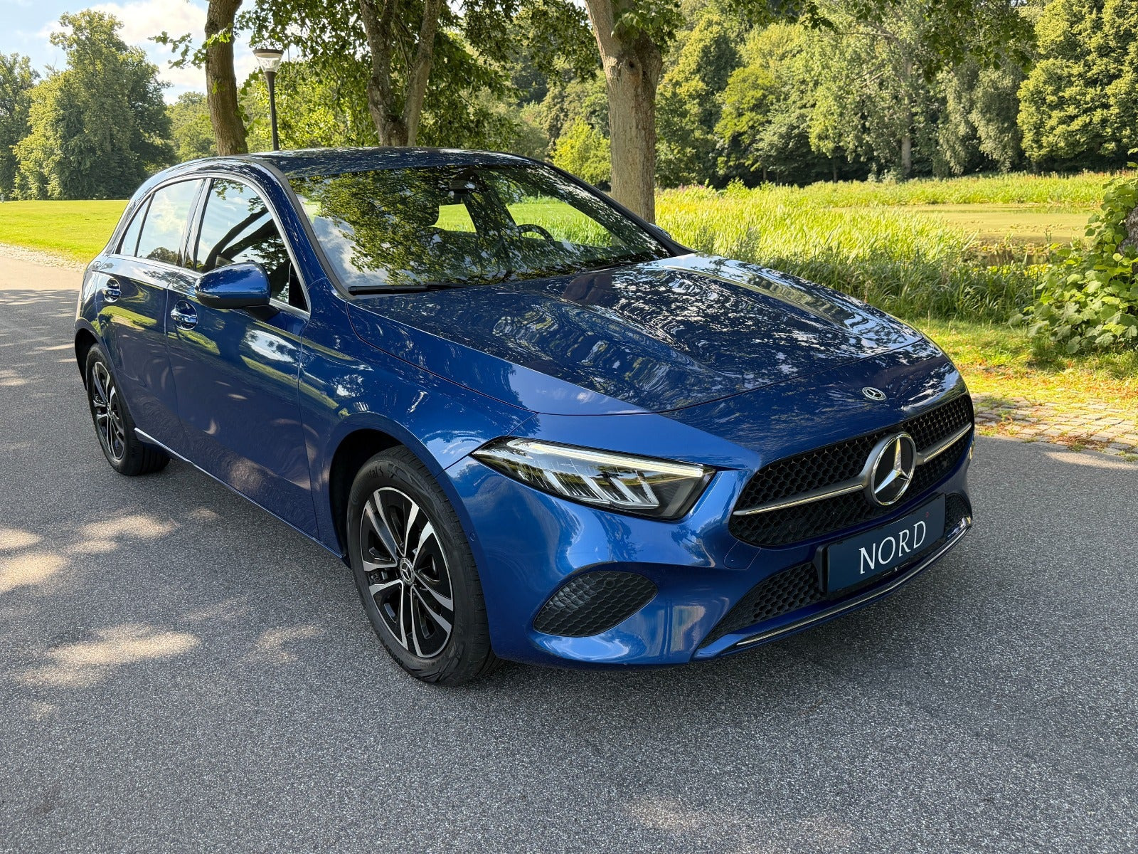 Blå Mercedes A250 e fra 2024