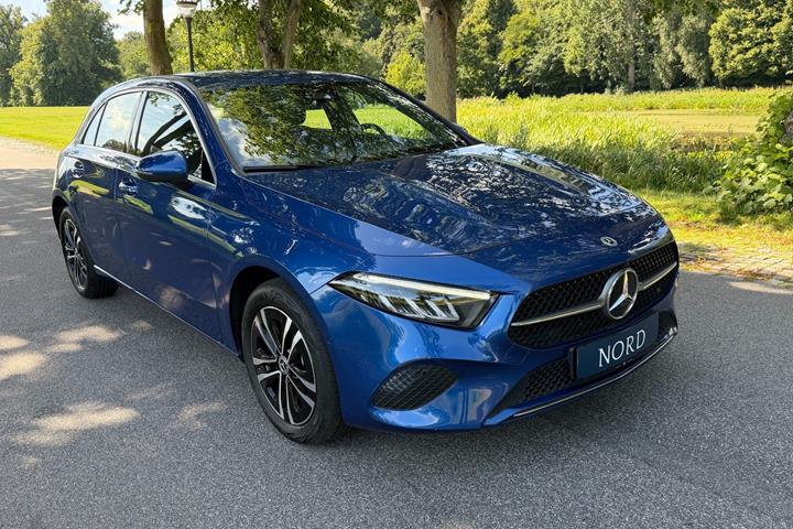 Blå Mercedes A250 e fra 2024