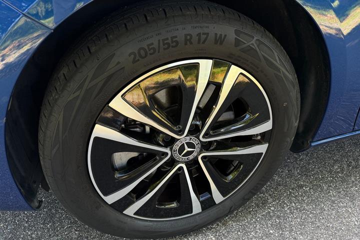 Blå Mercedes A250 e fra 2024