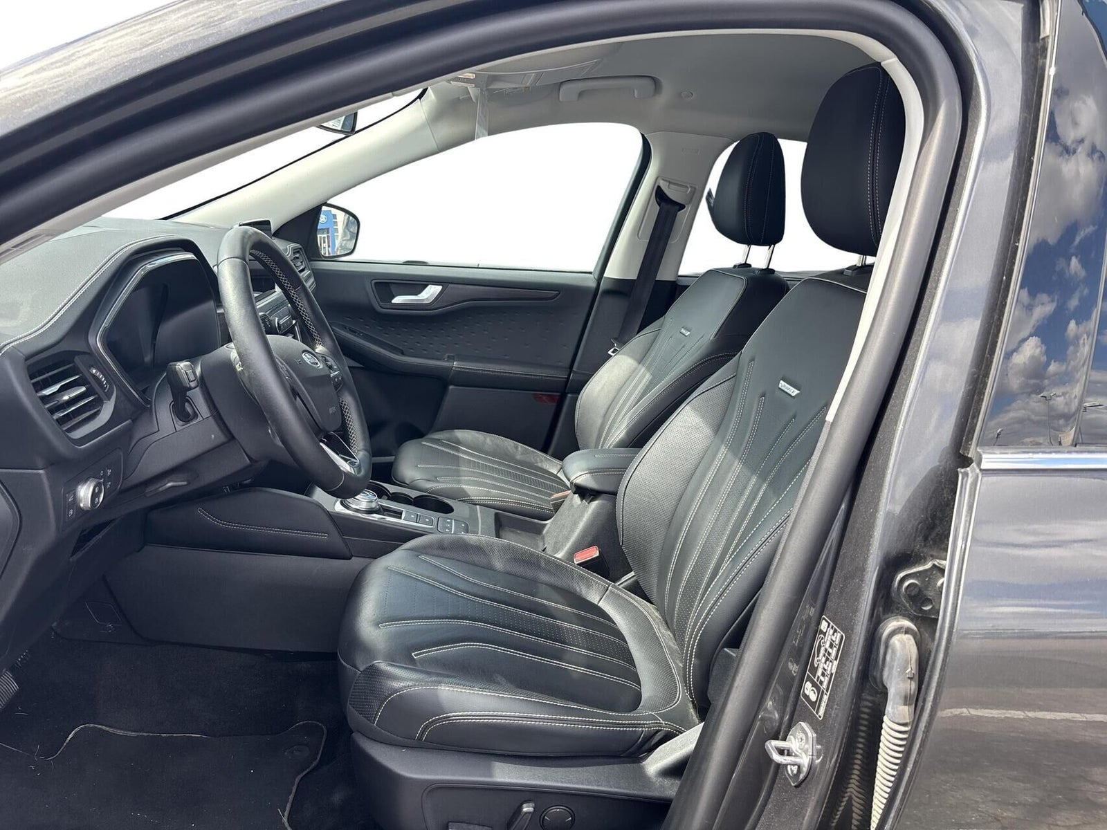 Grå Ford Kuga fra 2021