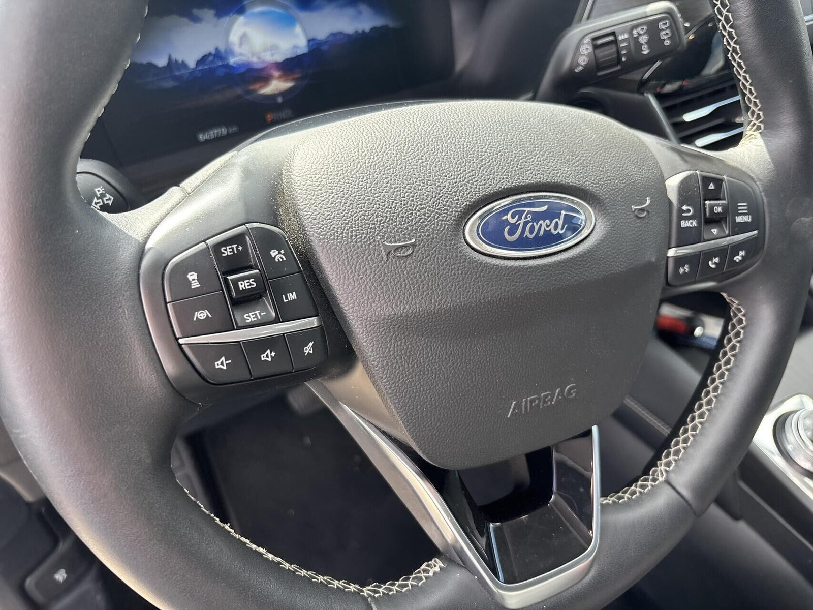 Grå Ford Kuga fra 2021