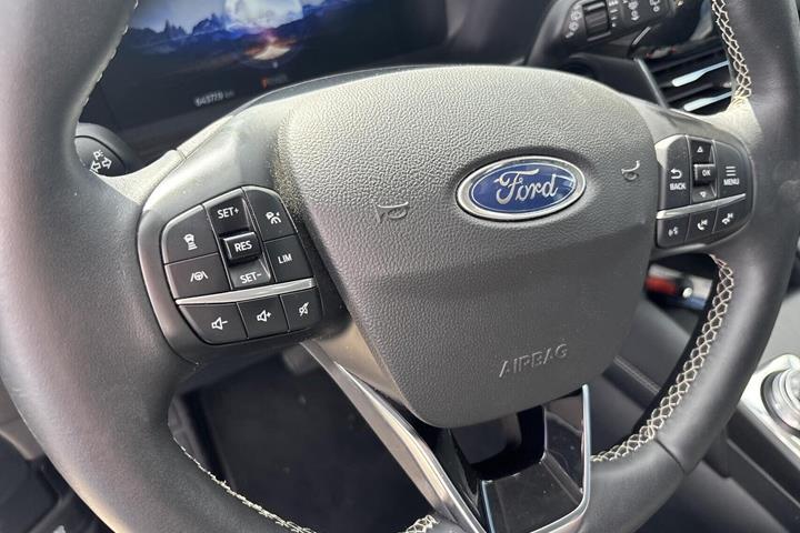 Grå Ford Kuga fra 2021
