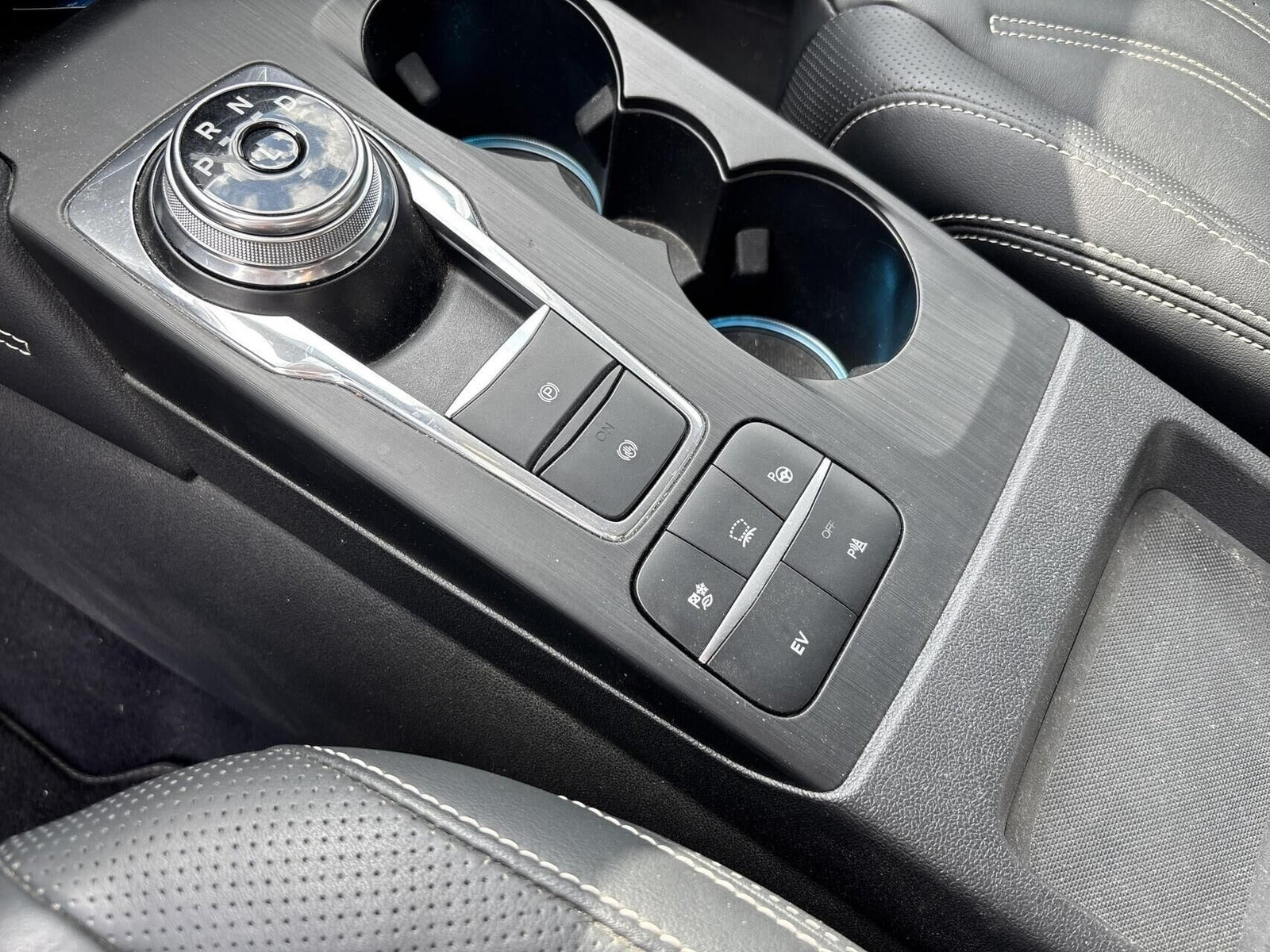 Grå Ford Kuga fra 2021