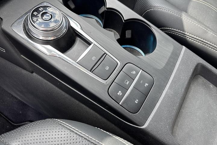 Grå Ford Kuga fra 2021